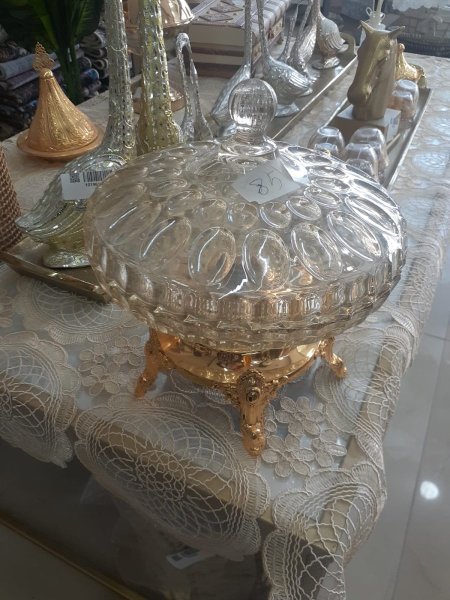 مضيفة مع غطا قاعدة نحاس دهبي
