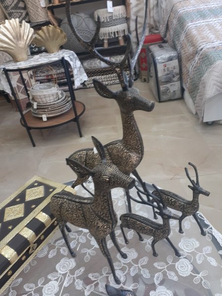 تحف غزلان اسود وذهبي