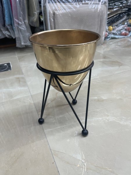 فازة ذهبي مع قاعدة اسود