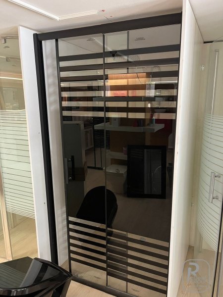 شاور مستقيم مخطط اسود 90 -110 ارتفاع 190 سم 6 ميلي