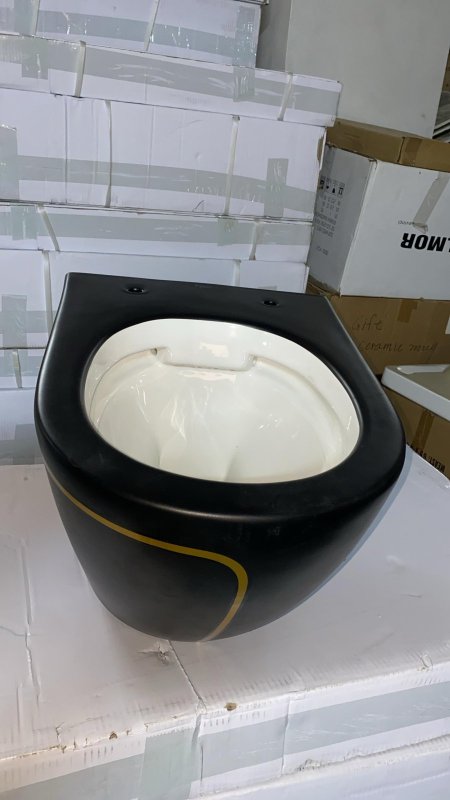 مرحاض 10-2 اسود مط وخط ذهبي وابيض من الجانب  2025 kevin